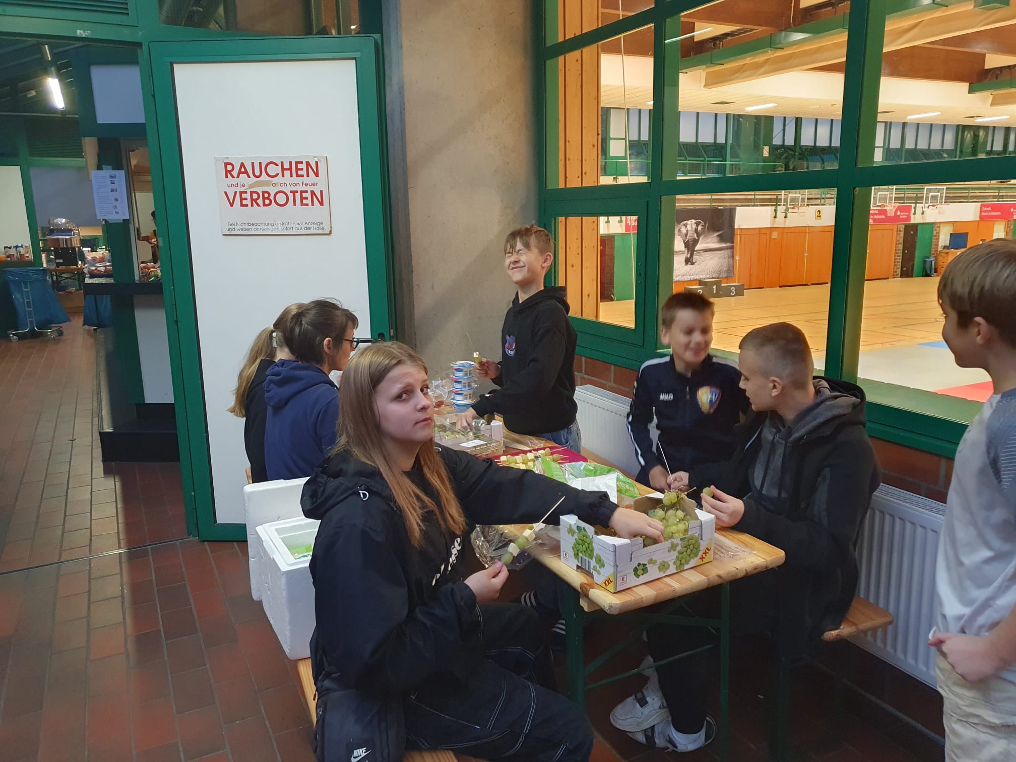 die jungen Catering Helfer